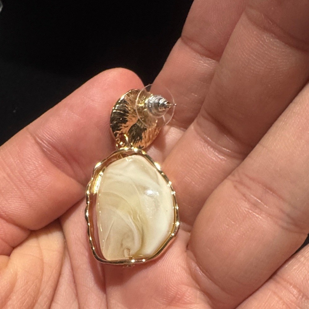 Elegant Gold and Cream Earrings - Picture 4 of 4